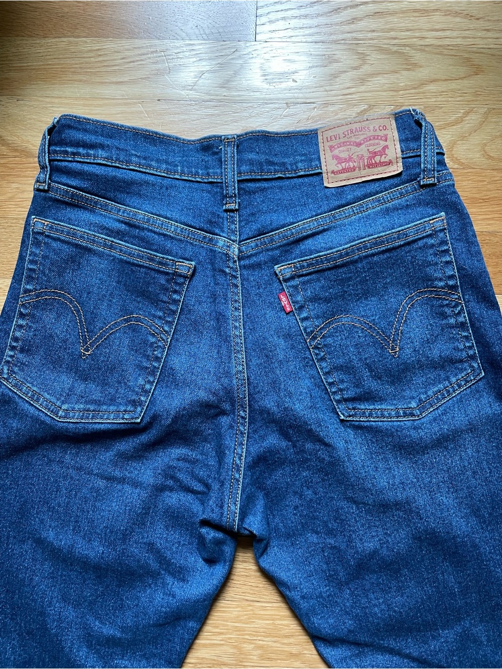 Women’s Levi’s wedgie straight jeans - Picture 3 of 3